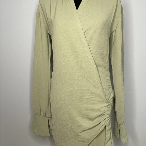 Pretty Little Thing Textured Extreme Plunge Bell Cuff Faux WrapShirt Dress US/2 - Picture 5 of 9